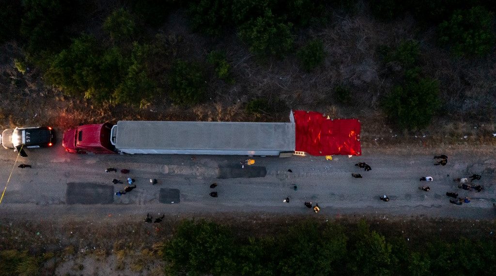 El vehículo fue hallado en una carretera cerca de la autopista I-35, una ruta que llega directo a la frontera con México. (Foto: AFP)