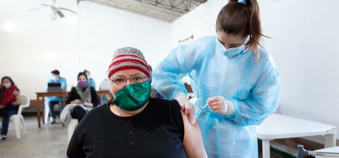 Las vacunas disponibles actualmente han ayudado a reducir los resultados más graves (hospitalización y muerte) causados por el covid-19. (Foto: OPS/Santiago Rovella)