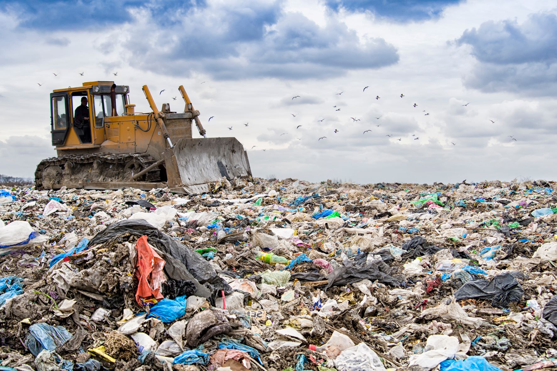 Chile: basurero de ropa desata investigación por contaminación