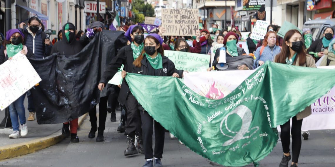 Feministas marchan a favor del aborto legal y seguro en Pachuca