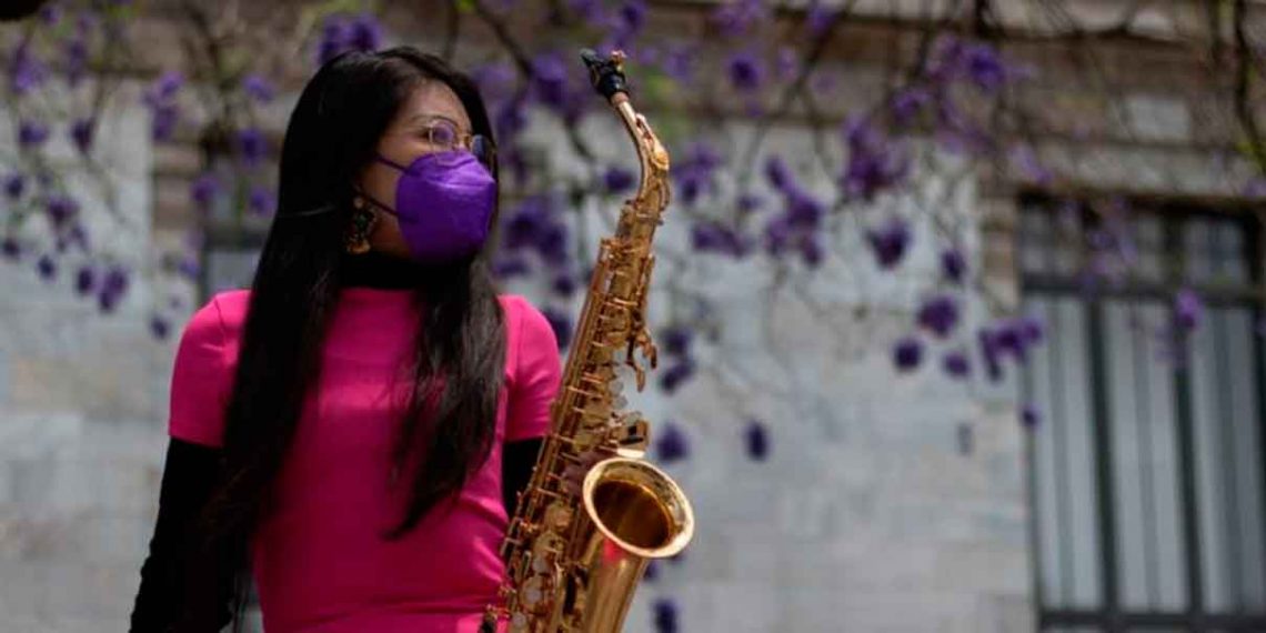 La saxofonista María Elena reforzará mayor castigo contra agresores con ácido en Puebla