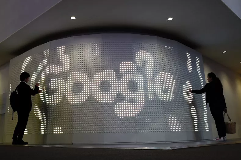 Dos personas visitan el stand de Google en el segundo día del Mobile World Congress el 28 de febrero de 2017 en Barcelona, ​​España.