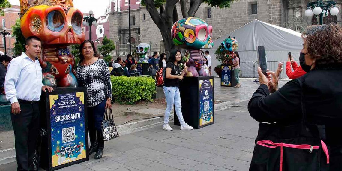 Centro Histórico abarrotado por turistas y poblanos en Día de Muertos; cubrebocas olvidado