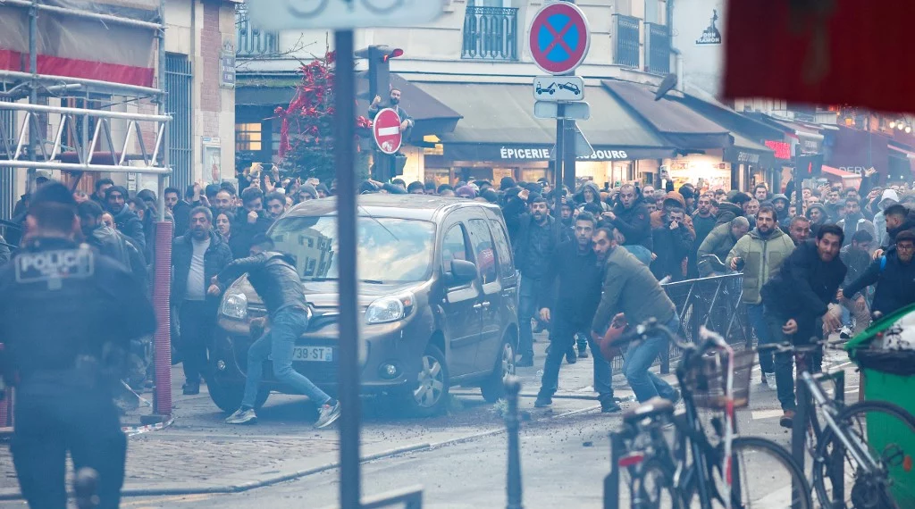 A raíz del tiroteo, manifestantes kurdos se enfrentaron este viernes a la policía francesa en París. (Foto: AFP)