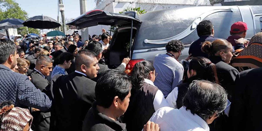 En Tehuacán, familiares y amigos dan el último adiós al ex gobernador de Puebla Miguel Barbosa