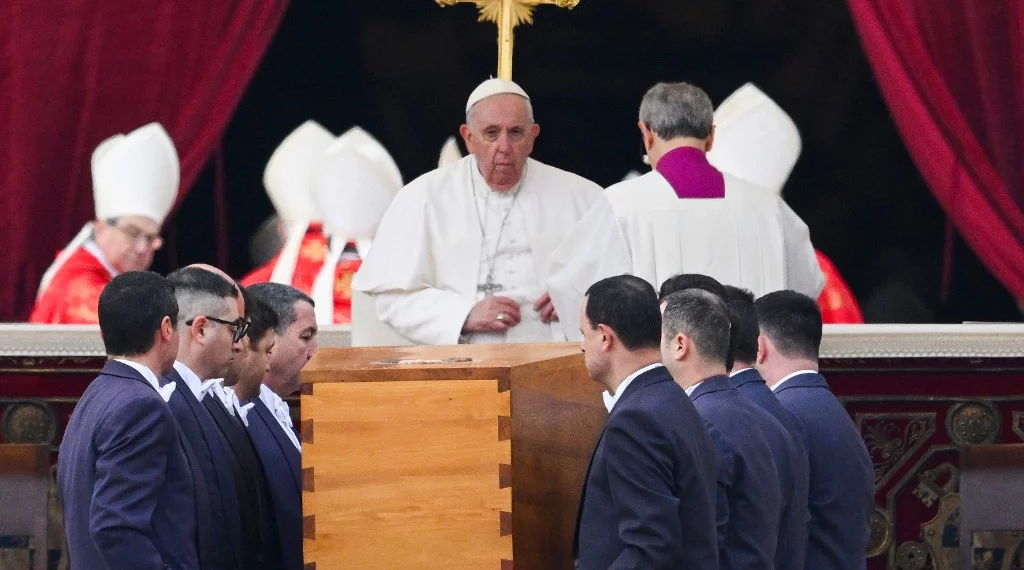 El papa Francisco observa cómo los portadores del féretro se llevan el ataúd de Benedicto XVI al final de su misa fúnebre en la plaza de San Pedro en el Vaticano. (Foto: AFP)