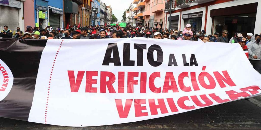 Antorchistas marchan contra verificación en Puebla, piden que sea gratuita