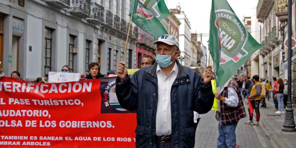 Antorchistas marchan contra verificación en Puebla, piden que sea gratuita