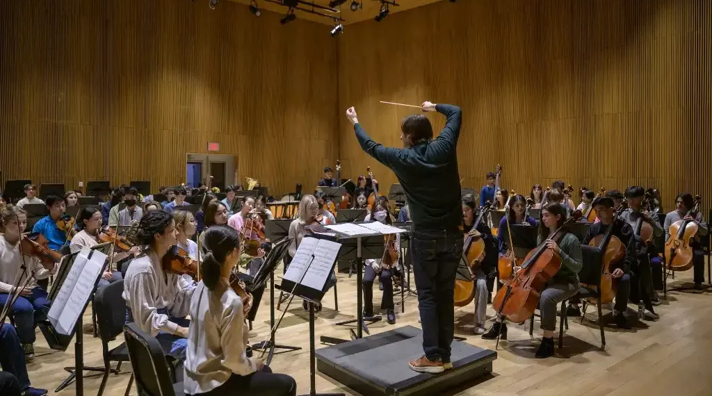 El director musical Michael Rapper dirige la Sinfónica Juvenil de Nueva York durante un ensayo el 15 de enero de 2023 en la ciudad estadounidense. (Ángela Weiss / AFP)