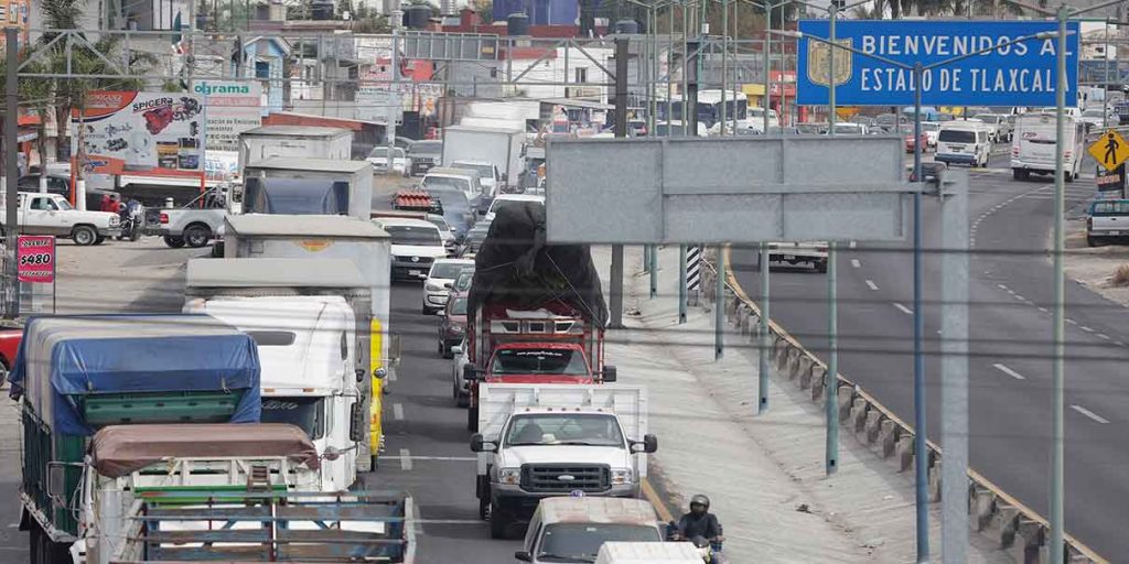 Camioneros bloquean casetas en Texmelucan, Amozoc y Atlixco; exigen a grúas cobros justos