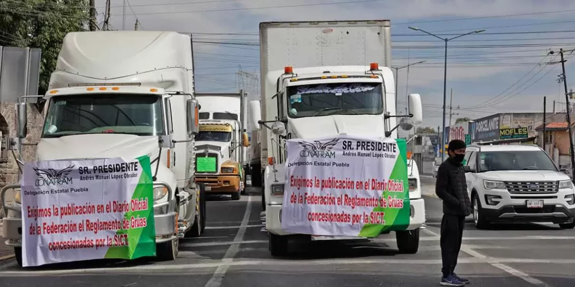 Camioneros bloquean casetas en Texmelucan, Amozoc y Atlixco; exigen a grúas cobros justos