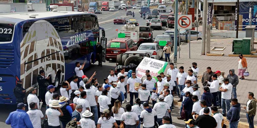 Camioneros bloquean casetas en Texmelucan, Amozoc y Atlixco; exigen a grúas cobros justos