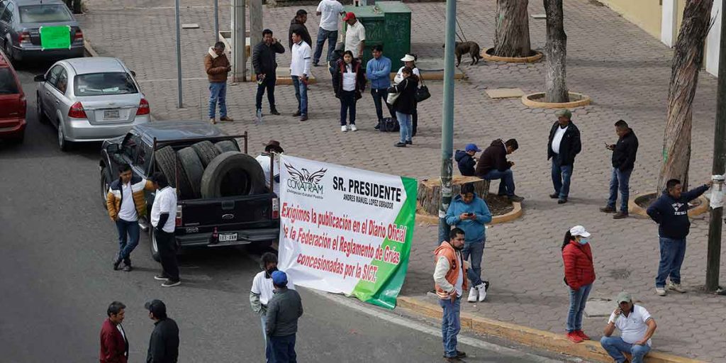 Camioneros bloquean casetas en Texmelucan, Amozoc y Atlixco; exigen a grúas cobros justos