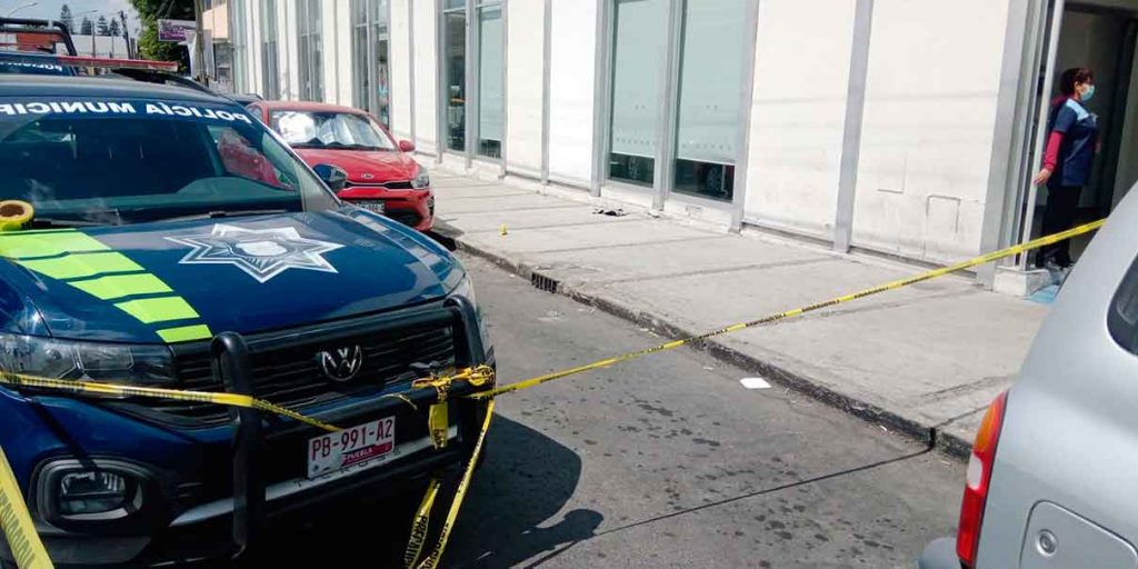 Ladrones DISPAR4N a cuentahabiente al salir del Bancomer en Puebla