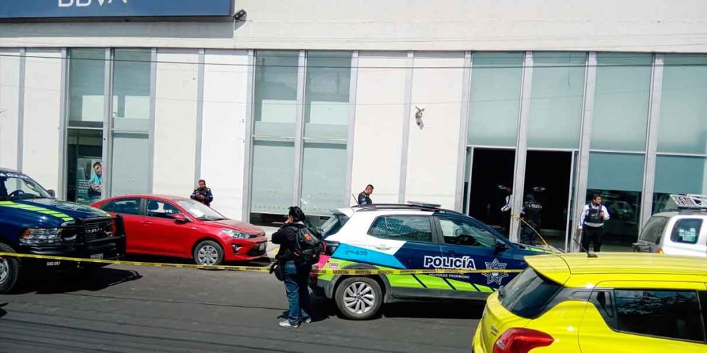 Ladrones DISPAR4N a cuentahabiente al salir del Bancomer en Puebla