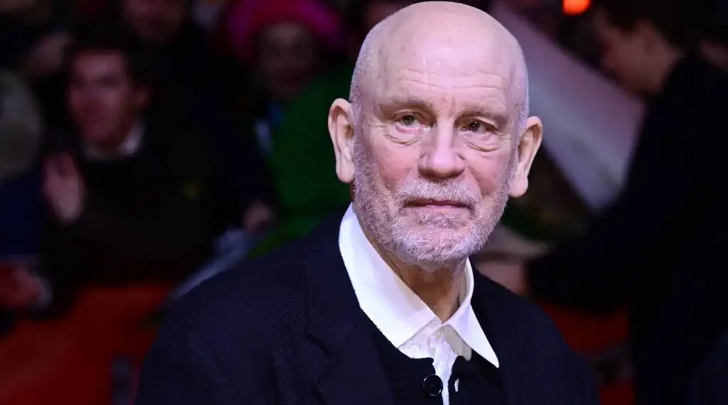 El actor estadounidense John Malkovich posa en la alfombra roja de la película 'Seneca' presentada en la sección 'Berlinale Special' durante el primer gran festival de cine del año en Europa. (AFP)