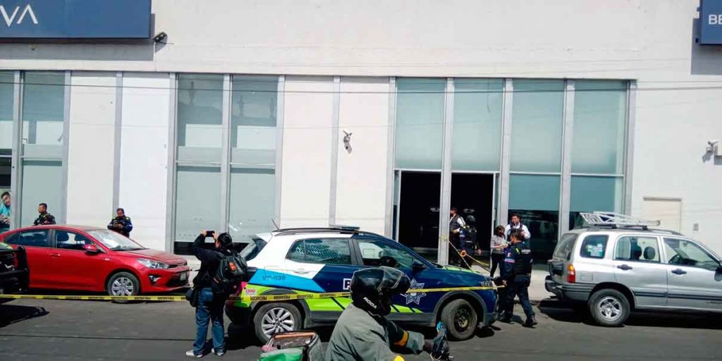 Ladrones DISPAR4N a cuentahabiente al salir del Bancomer en Puebla