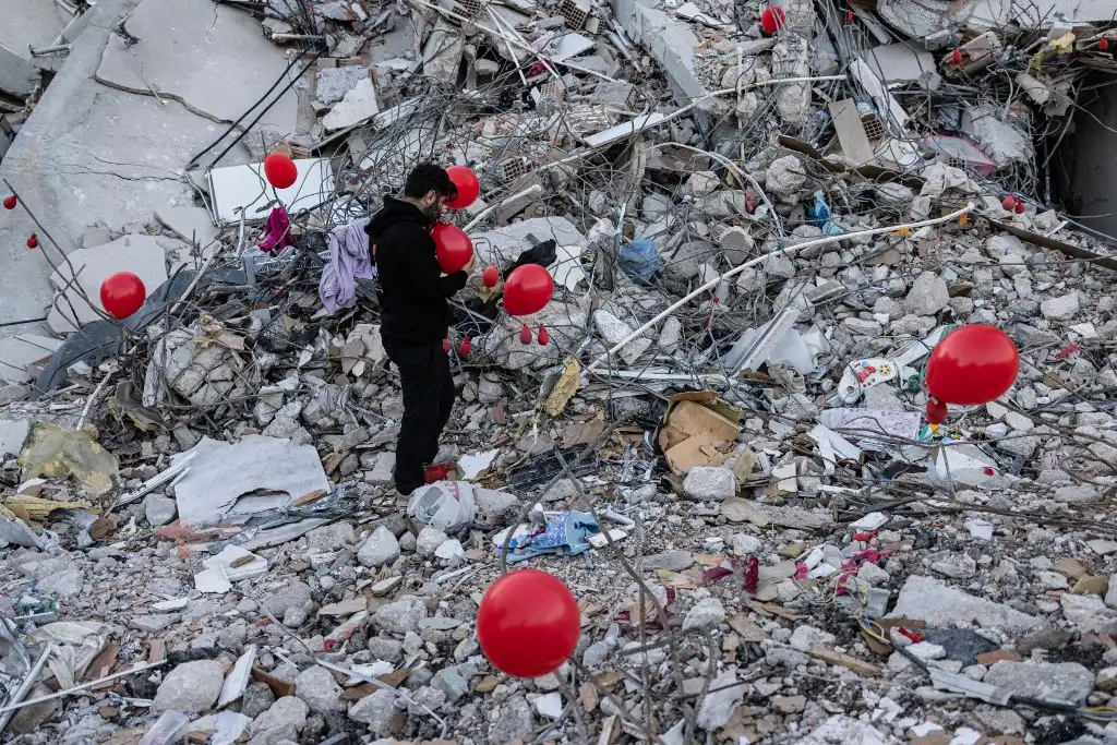 Turquía: con globos rojos, rinden homenaje a los niños del sismo