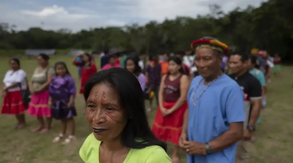Indígenas Siekopai participan en la representación de la unión de familias durante el segundo encuentro binacional de la comunidad de la Nación. (AFP)