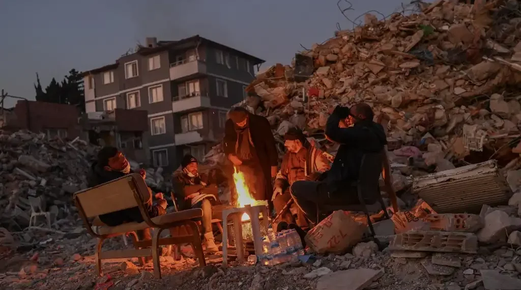 En unas zonas de Turquía, las mujeres calientan los "tandir" (hornos) para sacar cientos de panes al día y enviarlos a las zonas siniestradas, a través del gobernador local. (AFP)