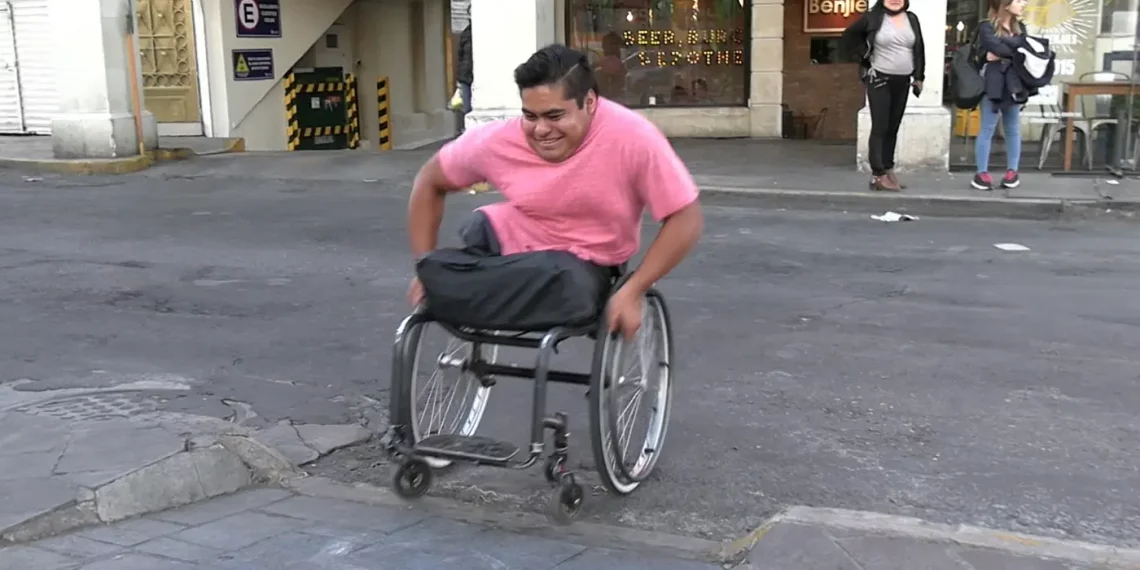 Alexis Gayosso muestra las limitantes para recorrer Pachuca en silla de ruedas