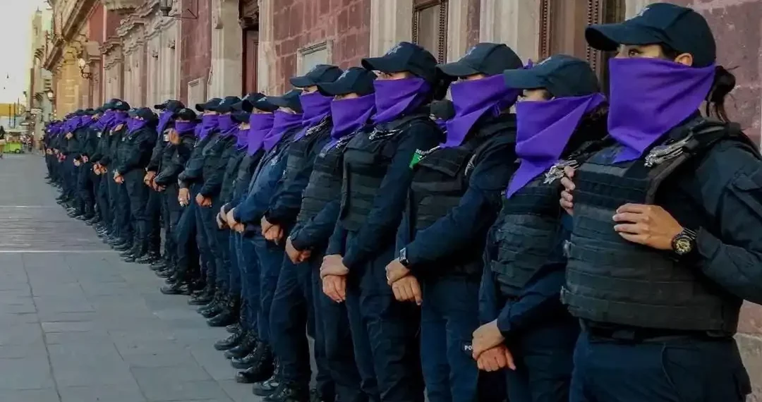 Policías de Aguascalientes durante la manifestación a favor del aborto en septiembre del 2021. Foto: Daniela Lomelí
