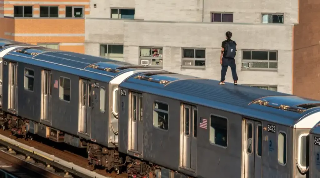 El número informado de personas que viajan fuera de los trenes subterráneos aumentó de 199 en 2020 a 928 en 2022, según muestran los datos de la MTA (Autoridad Metropolitana de Transporte). (AFP)