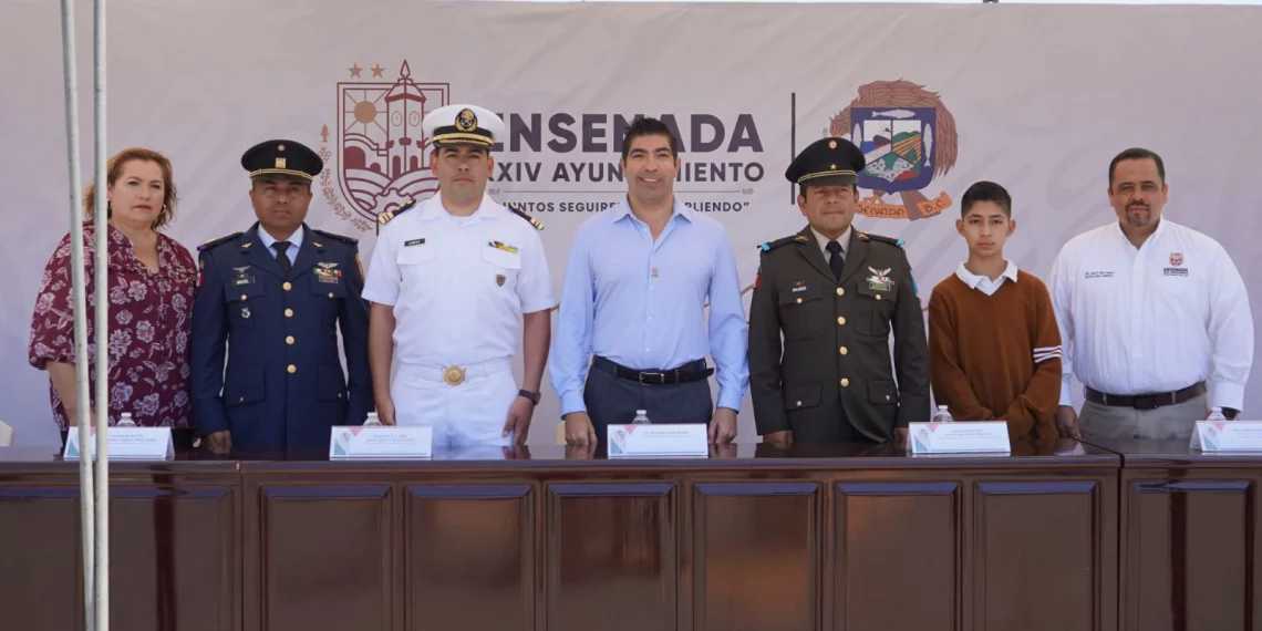 Conmemoración del natalicio de Miguel Hidalgo y Costilla estudiantes del Colegio Fray Junípero Serra, además de las autoridades civiles y militares