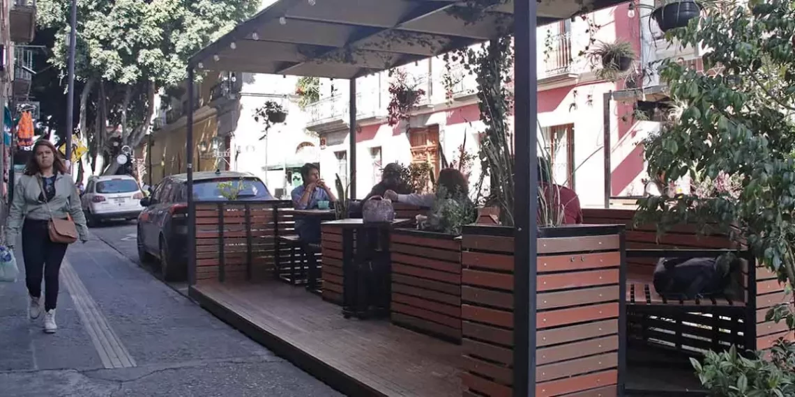Por caída de ceniza restaurantes de Puebla dejaron de utilizar las terrazas
