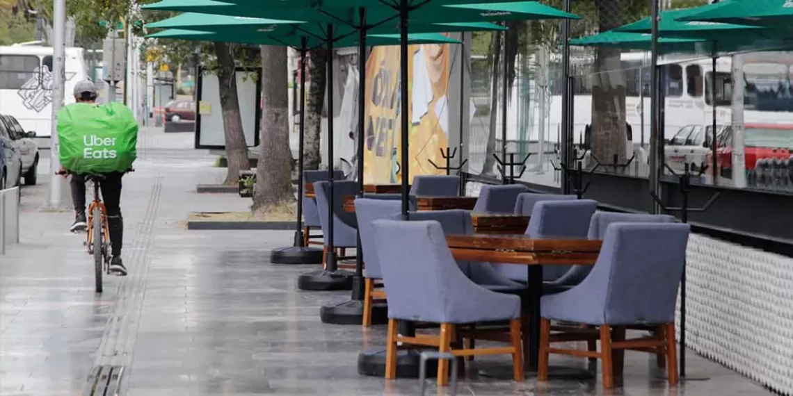 Suspenden el servicio de terrazas en restaurantes de Puebla por caída de ceniza