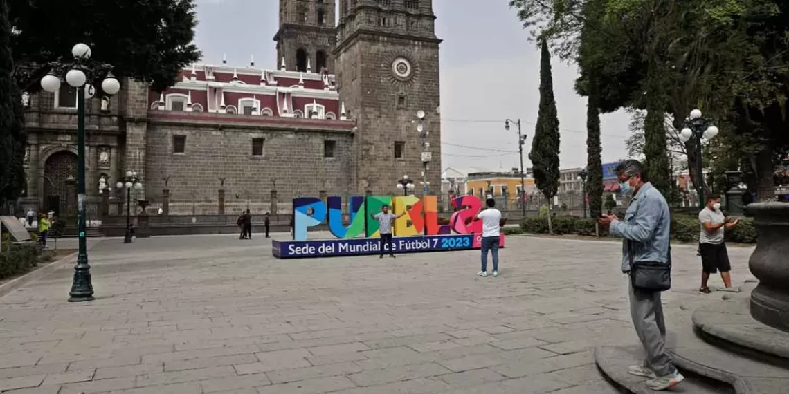Se suspenden clases en 40 municipios de Puebla por caída de ceniza; parques también cierran
