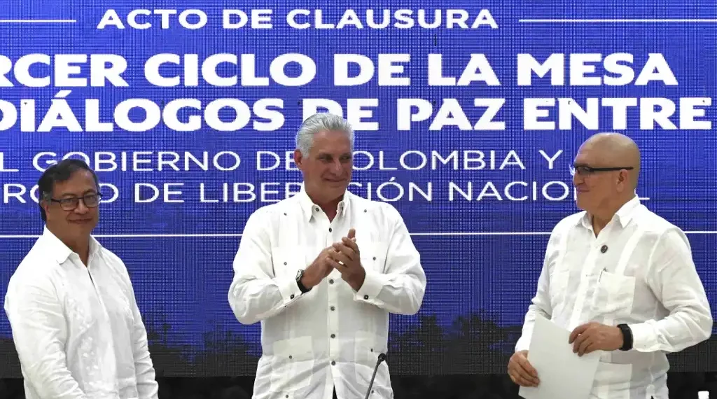 El presidente colombiano Gustavo Petro (izquierda), el mandatario cubano Miguel Diaz-Canel (centro) y el primer Comandante Guerrillero del ELN Antonio García (derecha), se muestran al final del cierre de la Tercera Ronda de Negociaciones de Paz. (AFP)