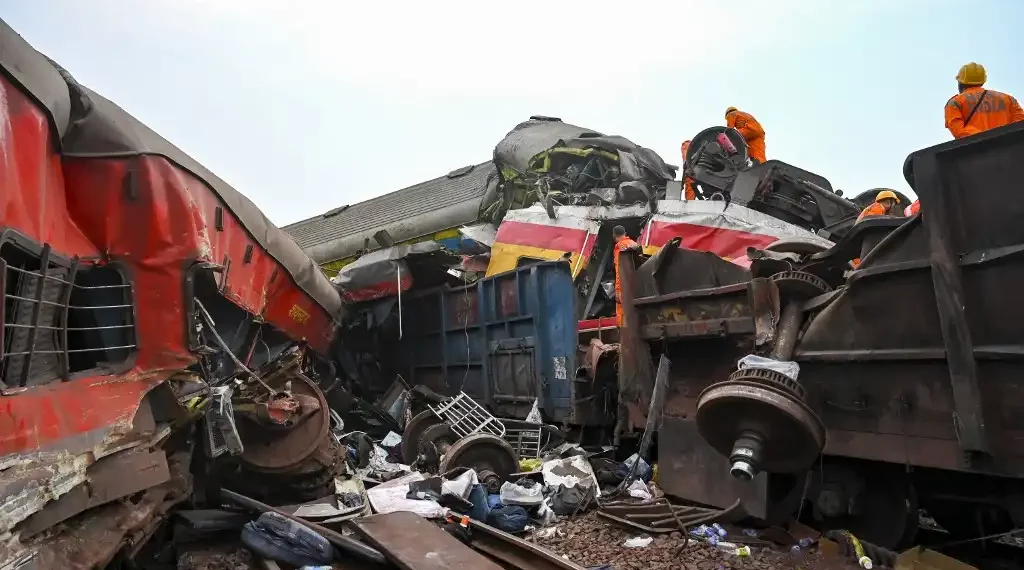 Los equipos de rescate recuperan los cuerpos de las víctimas de los restos de un vagón de una colisión de tres trenes cerca de Balasore, en el estado de Odisha, en el este de India. (AFP)