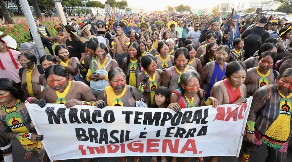 Indígenas brasileños de varias tribus participan en una manifestación contra la llamada tesis legal Marco Temporal, un proyecto de ley que frena la demarcación de territorios indígenas, en Brasilia. (AFP)