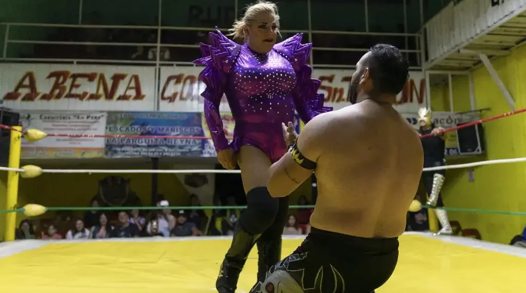 Wendy Martínez afirma ser la primera estrella trans de la lucha libre en México, un mundo donde también aprovecha su talento para confeccionarles trajes a otros combatientes. (AFP)