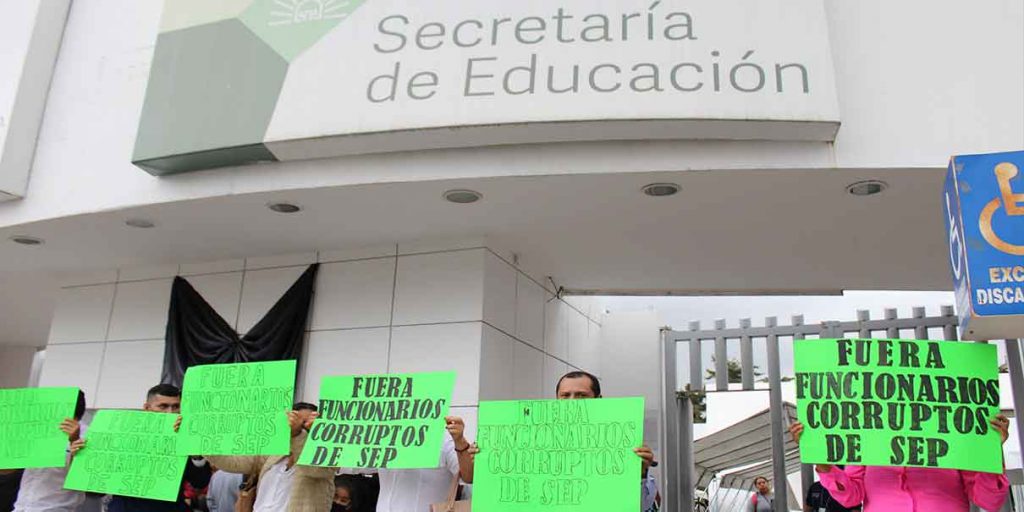 Maestros poblanos se manifiestan en la SEP, se dicen perseguidos y acosados