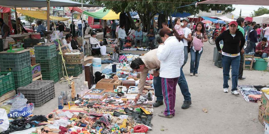 Maraña legal impide acabar con la venta ilegal de alcohol en el tianguis de San Isidro