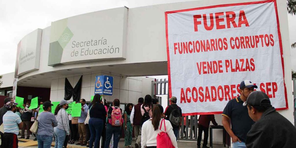 Maestros poblanos se manifiestan en la SEP, se dicen perseguidos y acosados