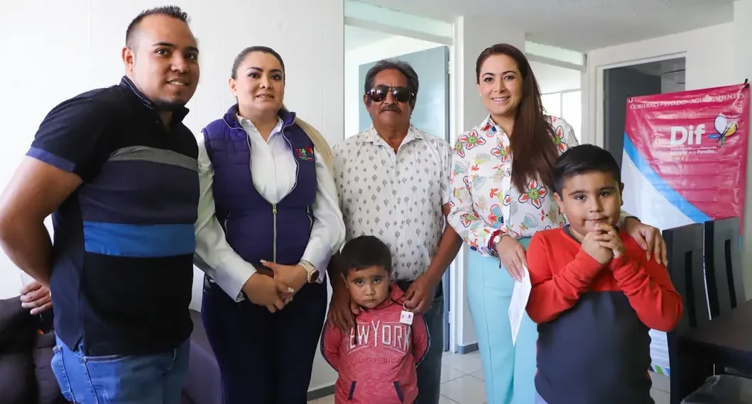 La gobernadora de Aguascalientes, Tere Jiménez, entregó las llaves a las familias ganadoras del Sorteo de Vivienda, celebrado con motivo del Día de la Familia.