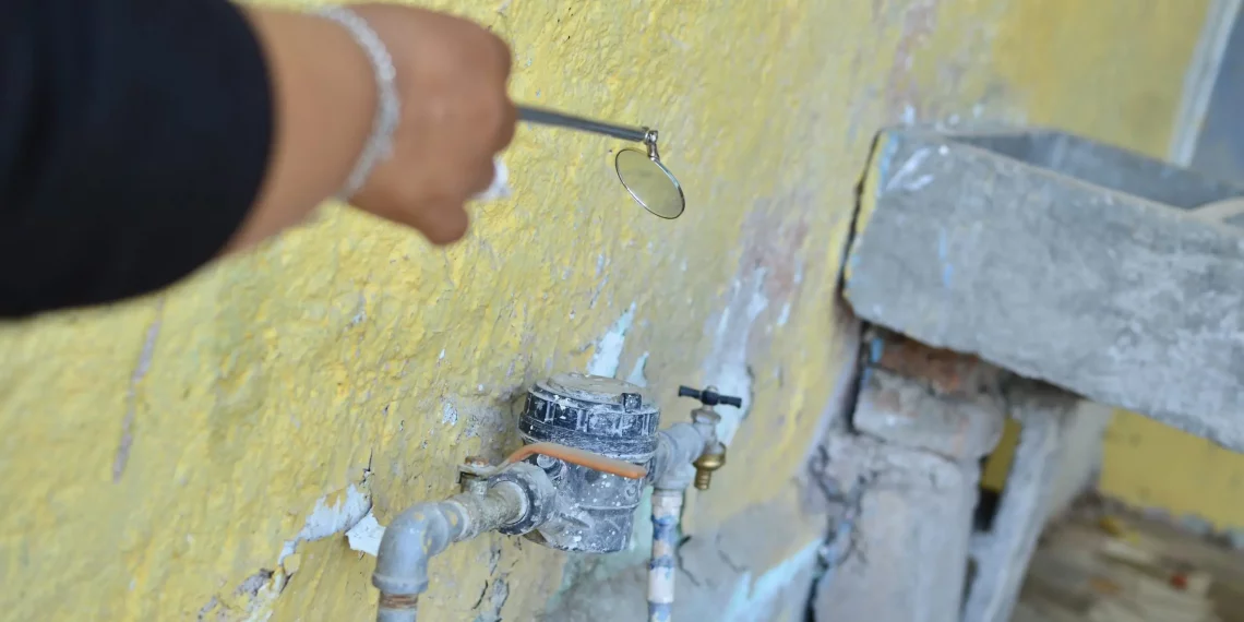 Supervisan lecturas de medidores de agua en la capital de Aguascalientes