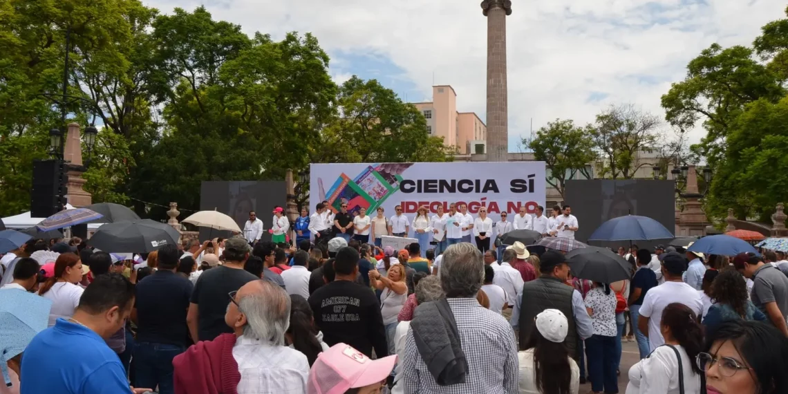 Marchan en contra de libros de texto en Aguascalientes