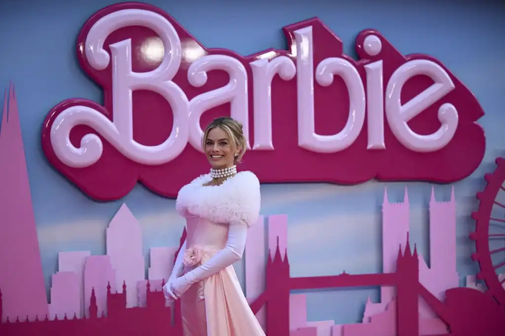 Película 'Barbie' supera los 1,000 millones de dólares de ingresos
