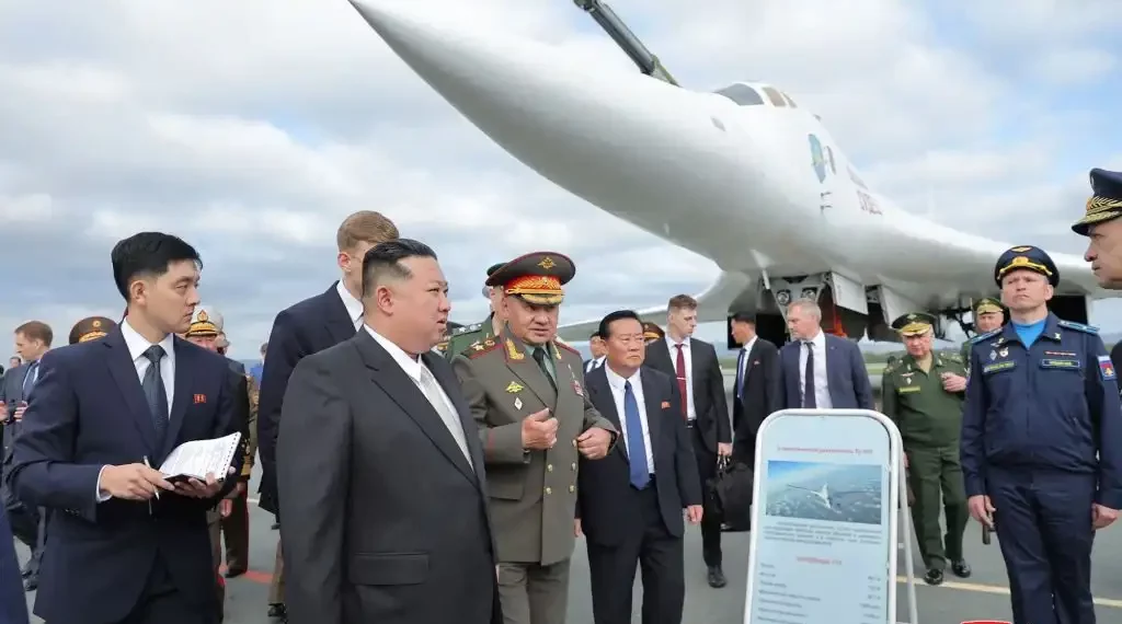 Esta fotografía muestra al líder de Corea del Norte, Kim Jong Un (segundo por la izquierda), caminando con el ministro de Defensa de Rusia, Sergei Shoigu (tercero por la izquierda), mientras se observan los aviones durante una visita al aeródromo de Knevichi, región de Primorsky, en Rusia. Kim Jong Un se reunió el 16 de septiembre con el ministro ruso, donde inspeccionó armas de última generación, incluido un sistema de misiles hipersónicos, en la última etapa de una rara visita fuera de su país. (AFP)