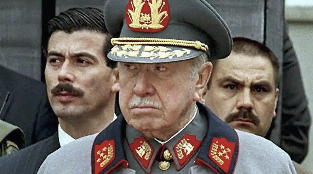 España condecoración militar Pinochet