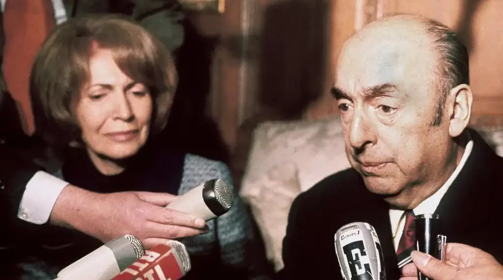 diplomático chileno, Pablo Neruda, entonces embajador en Francia, responde a las preguntas de los periodistas el 21 de octubre de 1971 junto a su esposa en la embajada de Chile, tras recibir el Premio Nobel de Literatura de 1971. (AFP)