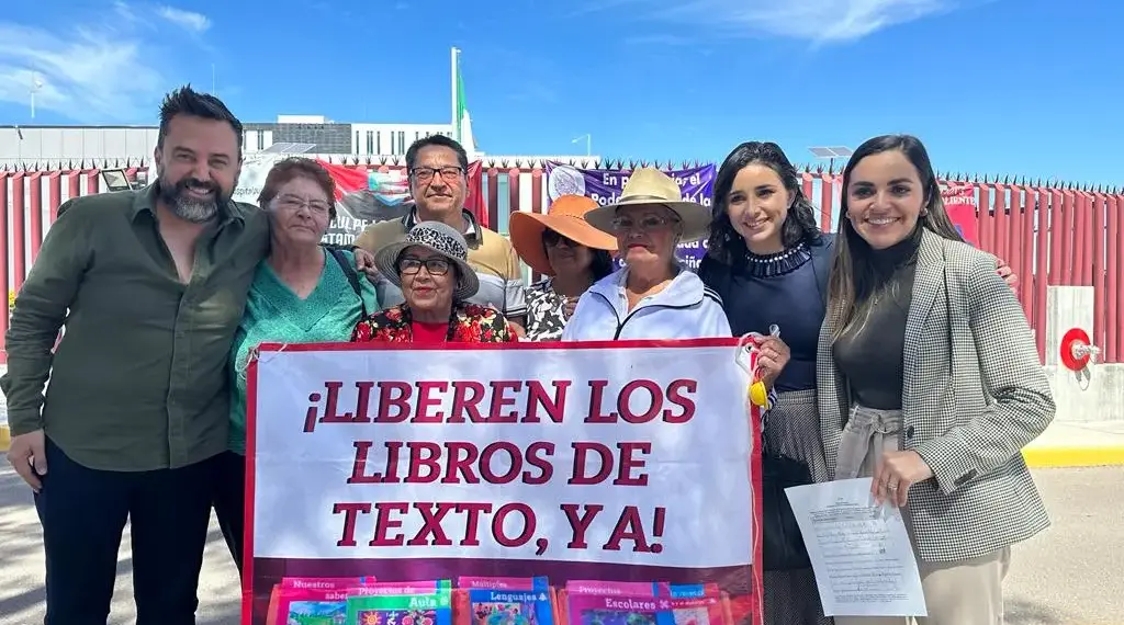 Morenistas y maestros jubilados exigen la entrega de libros de texto en Aguascalientes