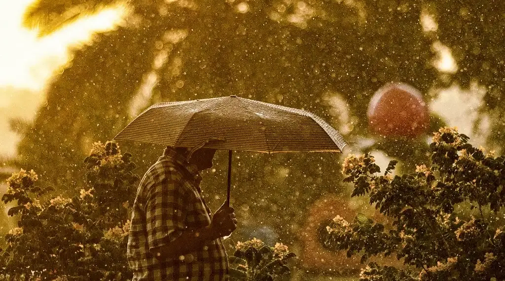 Hombre bajo la lluvia en Irak