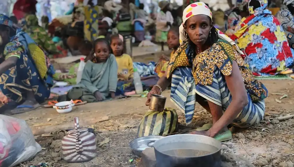 - Carine* mujer refugiada en el noreste de Camerún recoge agua en un campamento / 2016 MSF