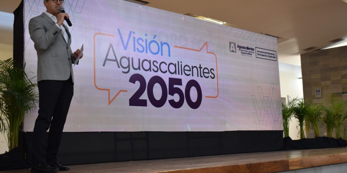 El titular de la Seplade, Guillermo de la Torre Sifuentes, destacó que el objetivo es intercambiar ideas y propuestas para abordar y solucionar los retos que enfrentan los distintos sectores de cara al año 2050.