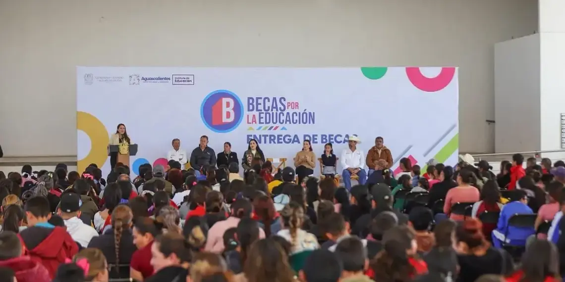 Tere Jiménez entrega becas, apoyos y obras en el municipio de Tepezalá